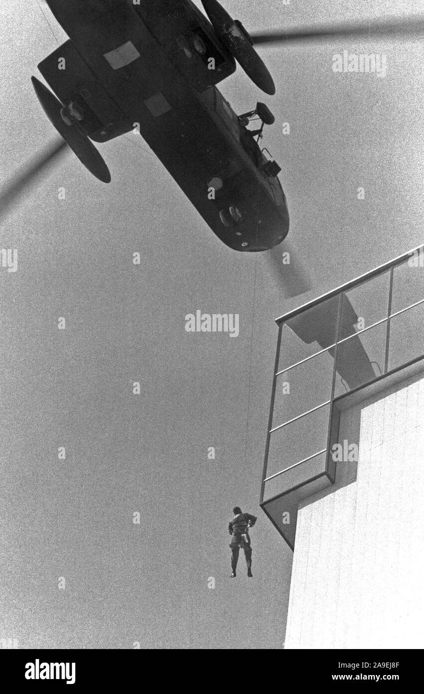 TSGT Jerry Fletcher è abbassata da un bilico CH-3E Jolly gigante verde elicottero a un balcone del fiammeggiante MGM Grand Hotel. La airman è un 302nd Special Operations Squadron stati coinvolti nella missione di salvataggio. Foto Stock