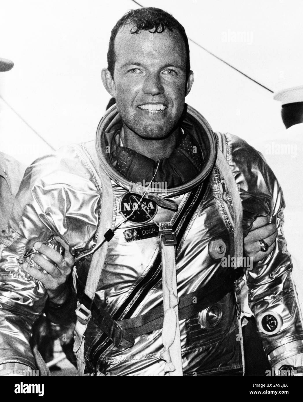 (16 maggio 1963) --- astronauta L. Gordon Cooper Jr, pilota della Mercury-Atlas 9 (MA-9) missione dopo la scalata al di fuori della sua fede di veicolo spaziale 7 dopo un 600.000 miglia di viaggio. Foto Stock