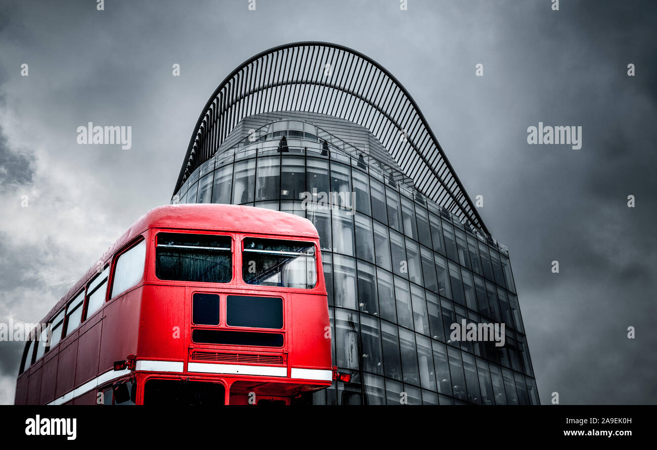 Bus rosso davanti al palazzo di vetro Foto Stock