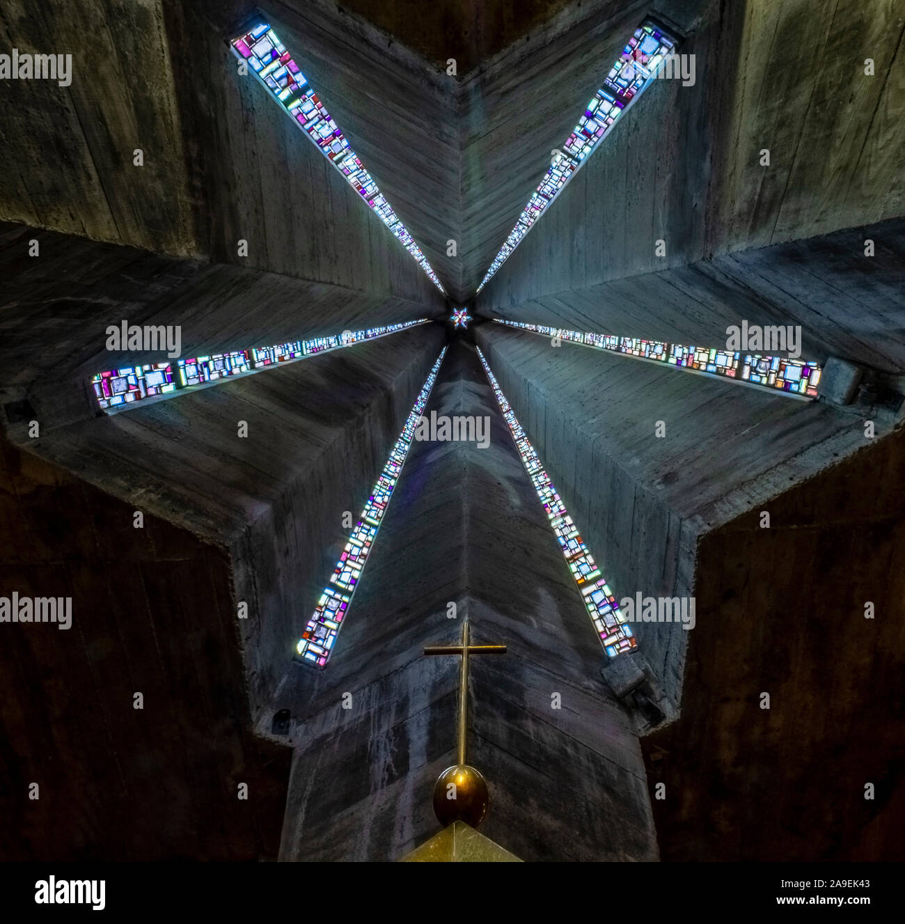 Visualizzare contro le vetrate del fonte battesimale di copertura. Chiesa di Notre-dame de Royan, Francia Foto Stock