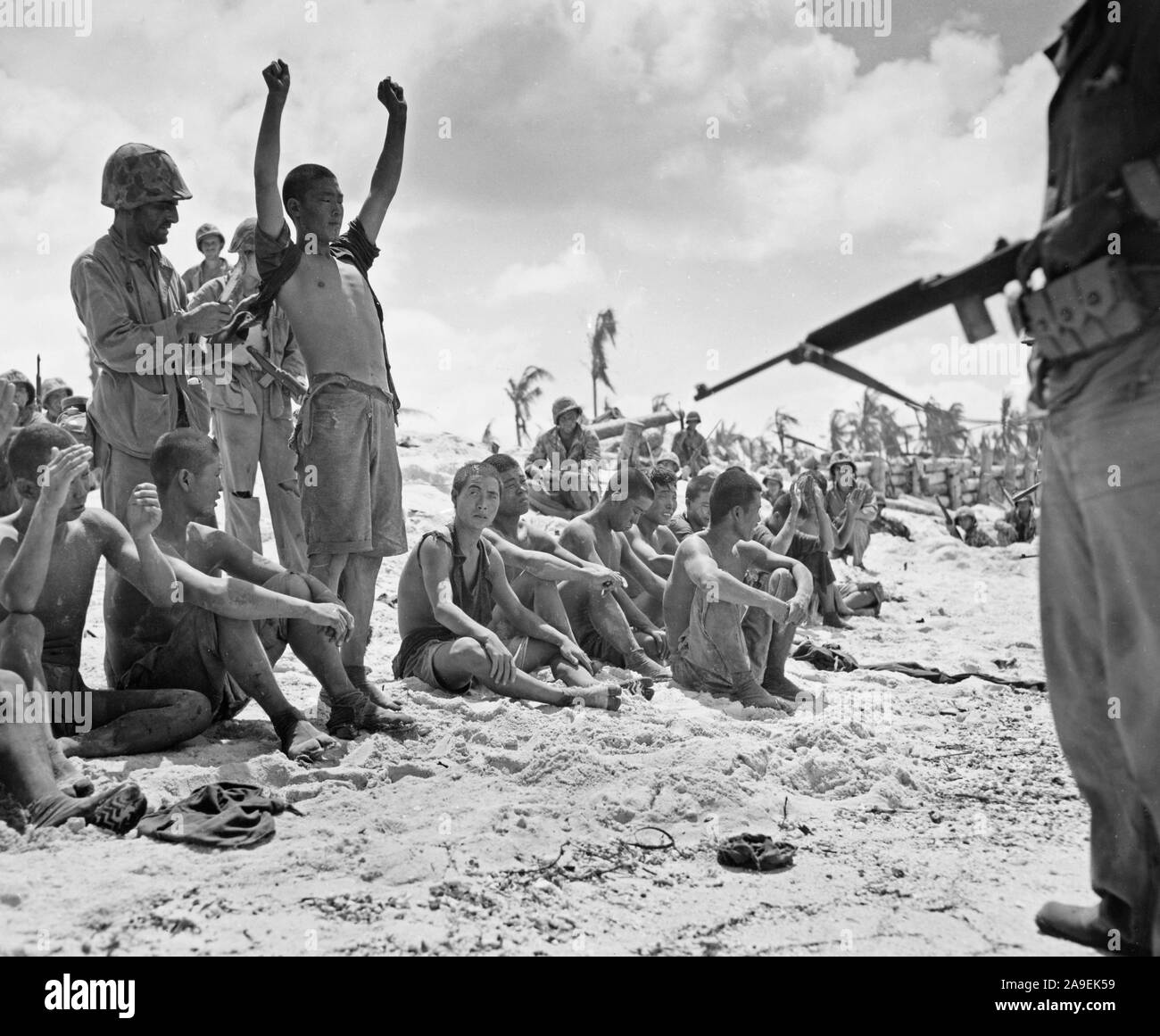 Prigionieri giapponesi nella battaglia di Tarawa Foto Stock