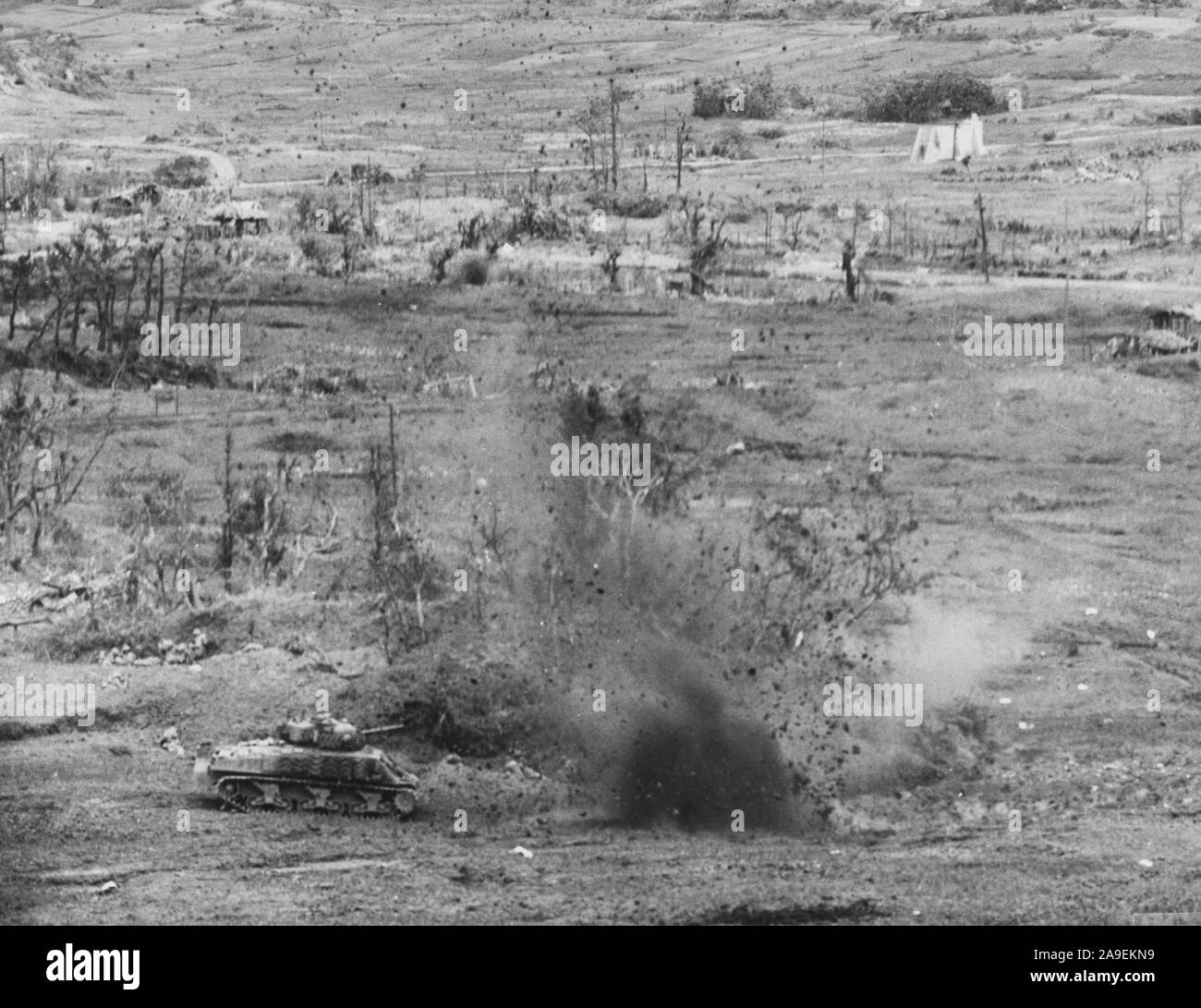 Durante la atack a Naha, capitale di Okinawa, serbatoi della sesta divisione marine disegnare il fuoco nemico Foto Stock