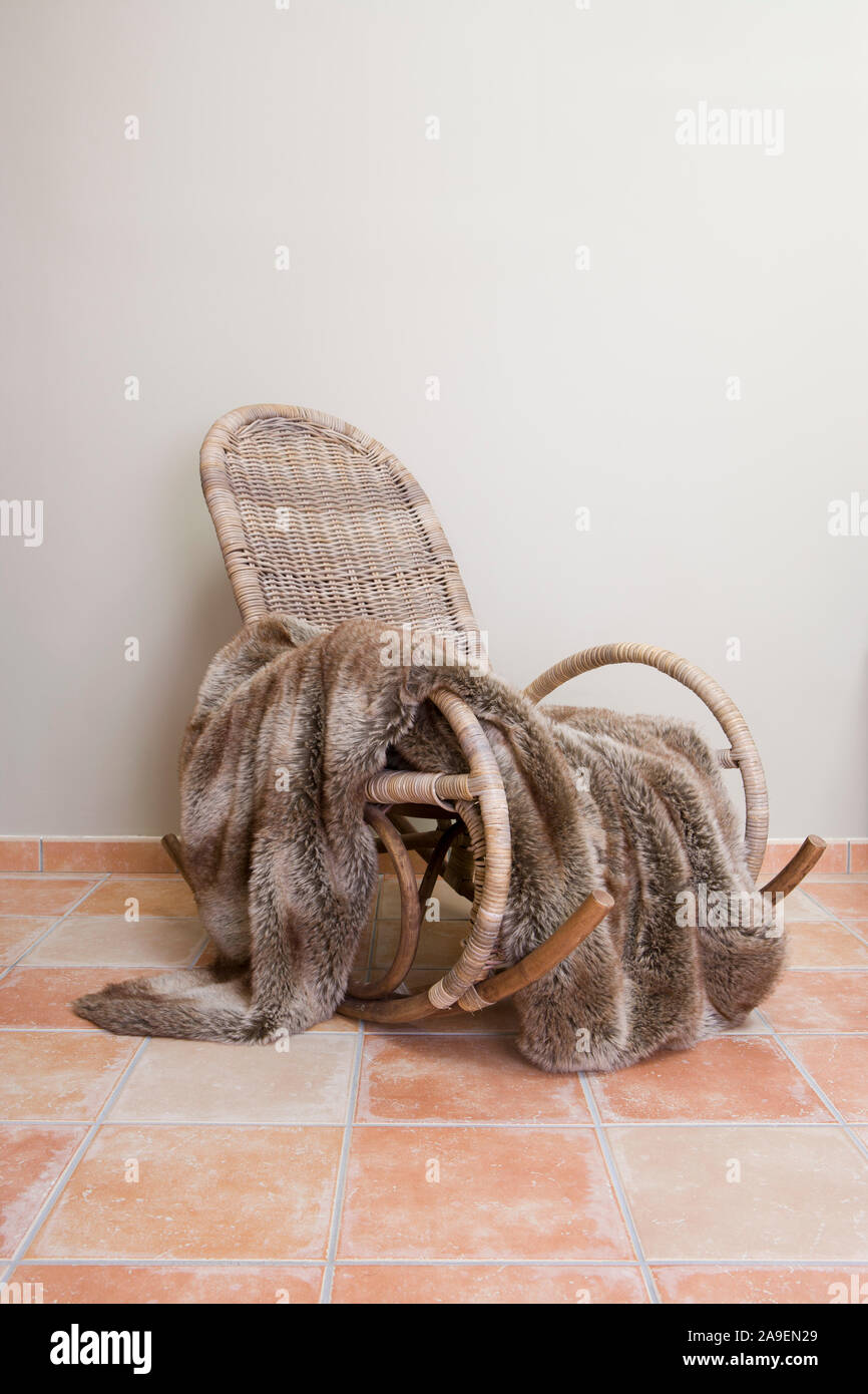 La sedia a dondolo con coperta Foto Stock