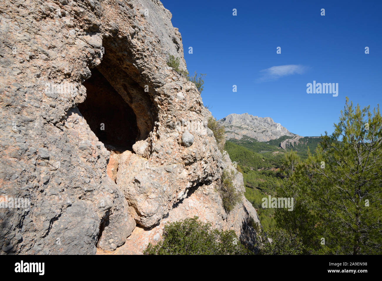 La Roche Percée o la roccia bucata e il Mont Sainte-Victoire vicino a Aix-en-Provence Provence Francia Foto Stock