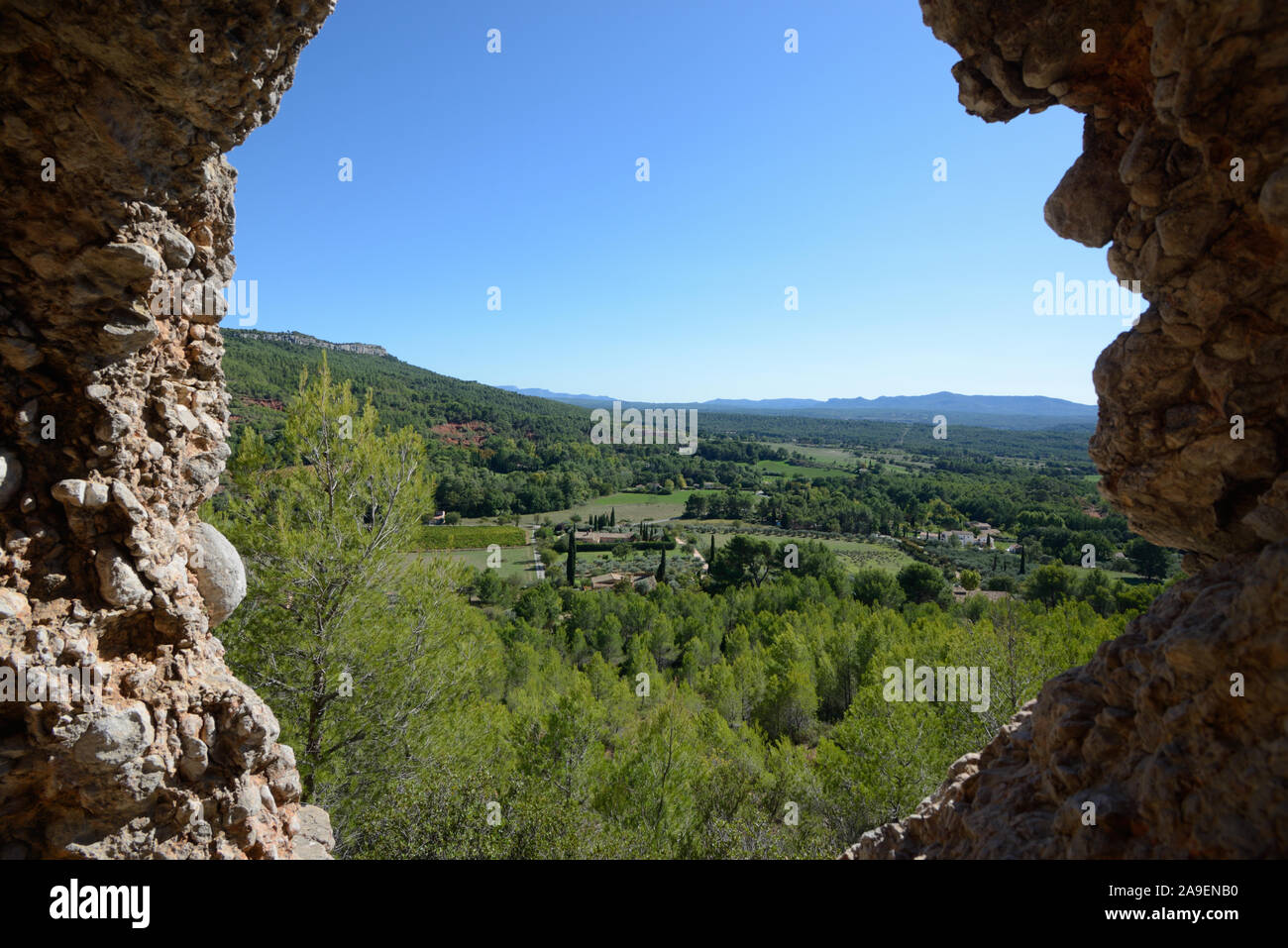 Vista attraverso La Roche Percée o roccia bucata oltre la campagna provenzale Mont Sainte-Victoire Riserva Naturale nr Aix-en-Provence Provenza Foto Stock