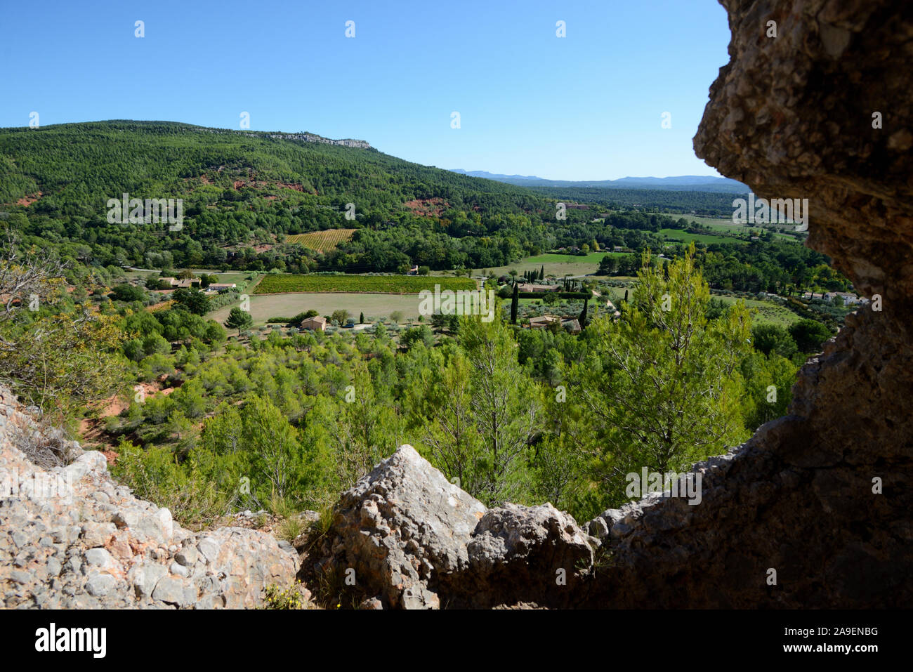 Vista da La Roche Percée o roccia bucata oltre la campagna provenzale Mont Sainte-Victoire Riserva Naturale nr Aix-en-Provence Provenza Foto Stock