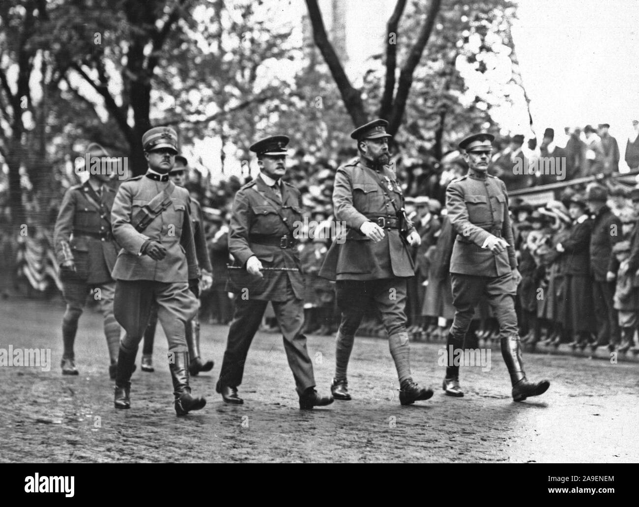 Il Memorial Day, 1918 - alleati che fanno onore al nostro morto. L annuale Giorno Memoriale della parata è stata onorata dalla presenza degli Alleati per gli ufficiali e i distacchi dei militari che hanno marciato in linea con gli Stati Uniti di veterani della guerra civile e i giovani uomini che formano il nuovo esercito. Riverside Drive, N.Y. Mostra fotografica di Allied ufficiali marciando in linea Canadese, Italiana, Inglese e Belgio Foto Stock