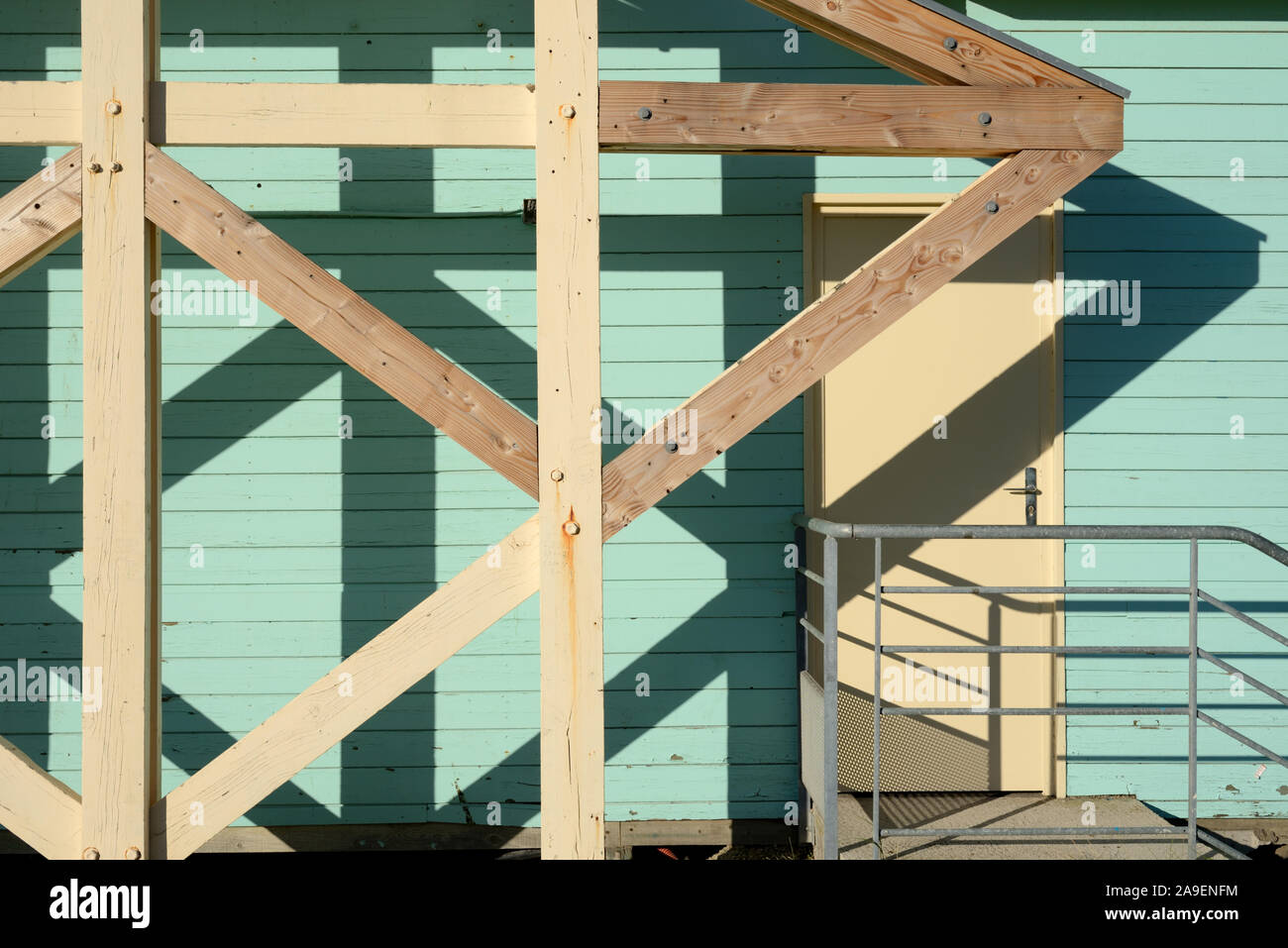Telaio in legno o Timber-Frame della struttura in legno o Beach Hut in Parc Balnéaire du Prado, o Prado Park, telaio di Marsiglia Foto Stock