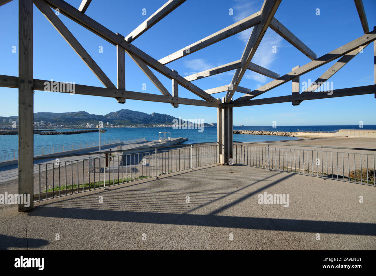 Pergola in legno & Terrazza deserta spiaggia del Prado Marseille Foto Stock