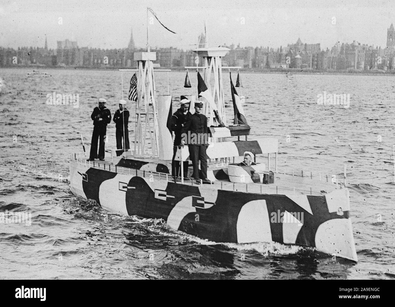 Camouflage - Navi - mimetizzata modello della corazzata crociere a Boston. Questo diminutivo la riproduzione di una corazzata mimetizzata nel approvato la moda è la crociera lungo il Fiume Charles a Boston. Maggio 15, 1918 Foto Stock