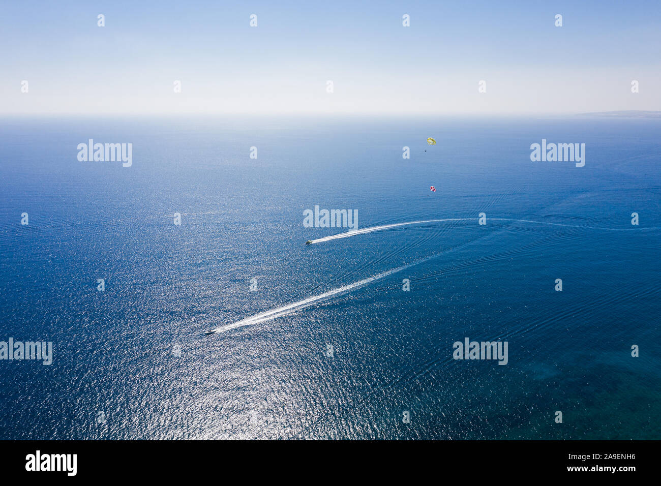 Antenna: Parasailing nella località di Ayia Napa, Cipro Foto Stock