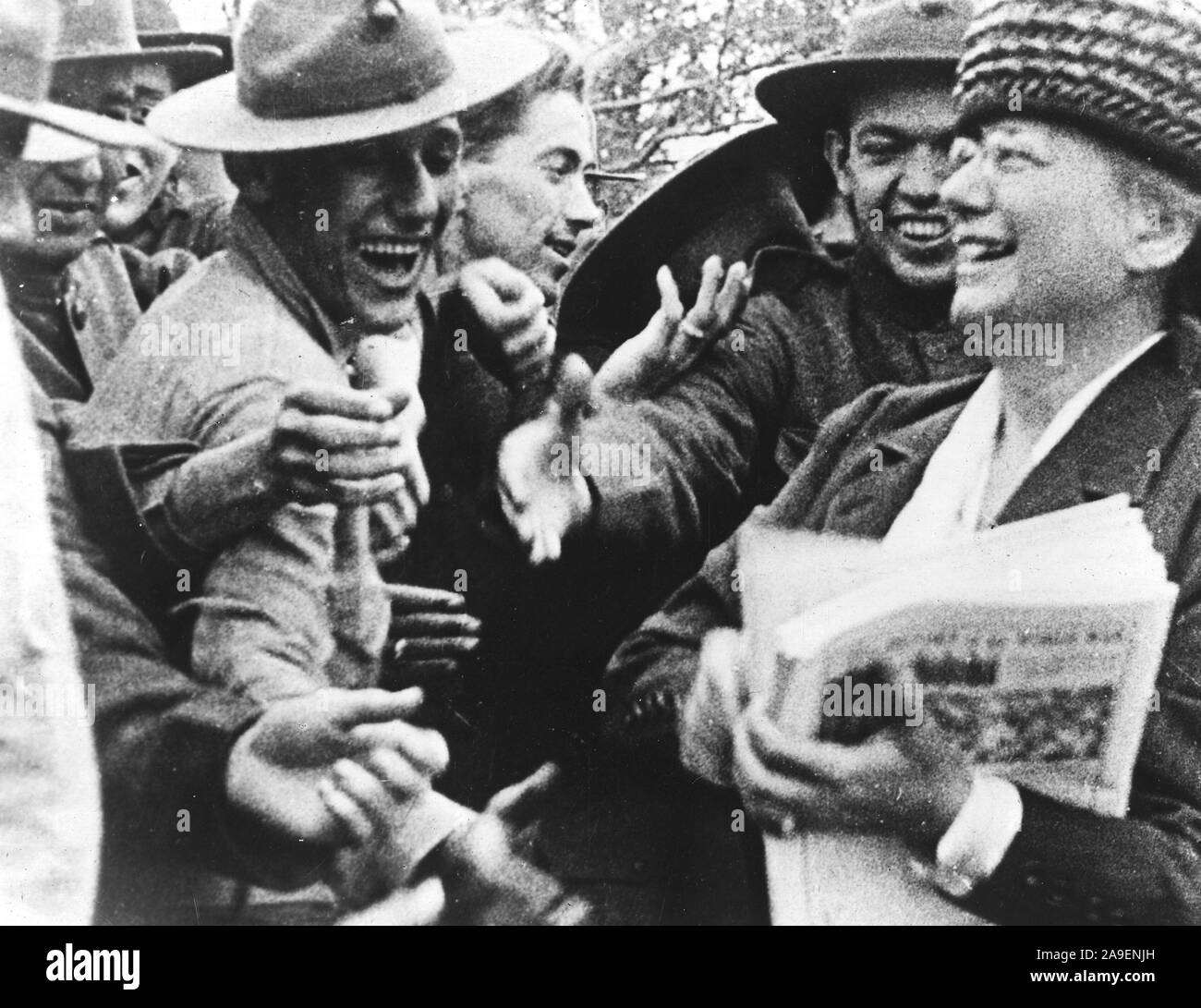 Theresa Hitchler, il personale della sede, A.L.A., la distribuzione di riviste portato con idrovolante da Washington D.C., a Quantico, VA., 6 maggio 1919 Foto Stock