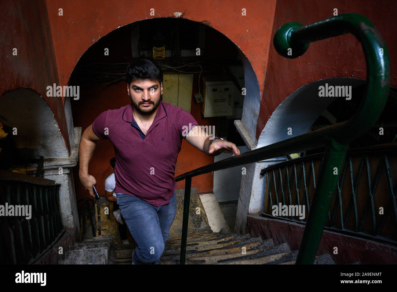 L'uomo salendo una scala vicino al Grand Bazaar, Istanbul, Turchia Foto Stock