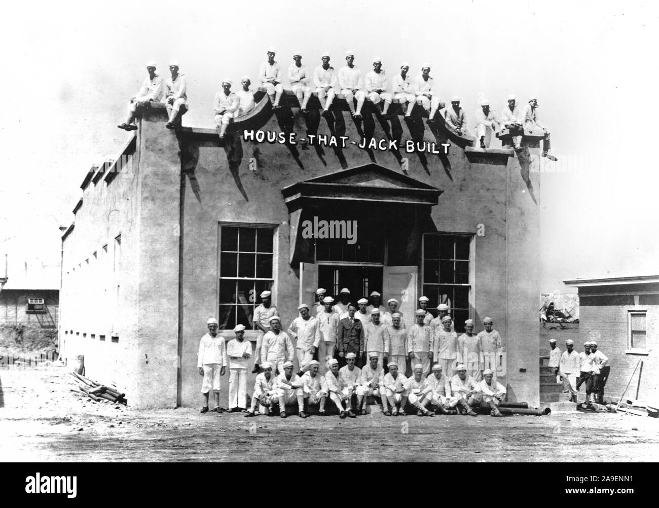 I marinai di fronte alla casa che Jack costruito a Newport, R.I., Naval Training Station. Foto Stock