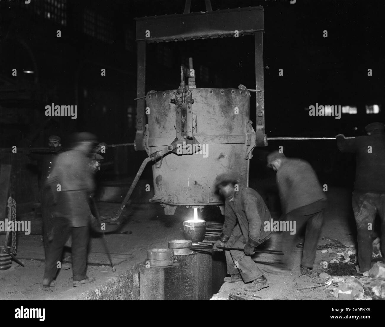 Piastre di armatura per il governo USA. Simonds Mfg. Co. Impianto, Fitchburg, messa. Versando forno elettrico di acciaio a partire da uno dei grandi mestoli in piastra di armatura di lingottiere Foto Stock