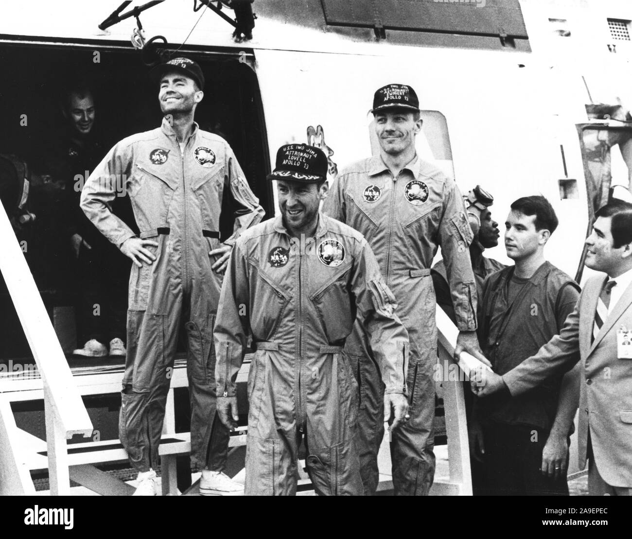L'equipaggio della missione Apollo 13 passo a bordo del Museo della Portaerei U.S.S. Iwo Jima, adescare il recupero della nave per la missione a seguito di splashdown e operazioni di recupero nel Pacifico del Sud. Esce l'elicottero (da sinistra) astronauti Fred. W. Haise, Jr., modulo lunare pilota; James A. Lovell Jr., comandante; e John L. Swigert jr. Il pilota del modulo di comando. La navicella Apollo 13 spruzzato verso il basso a 12:07:44 pm CST on April 17, 1970. Foto Stock