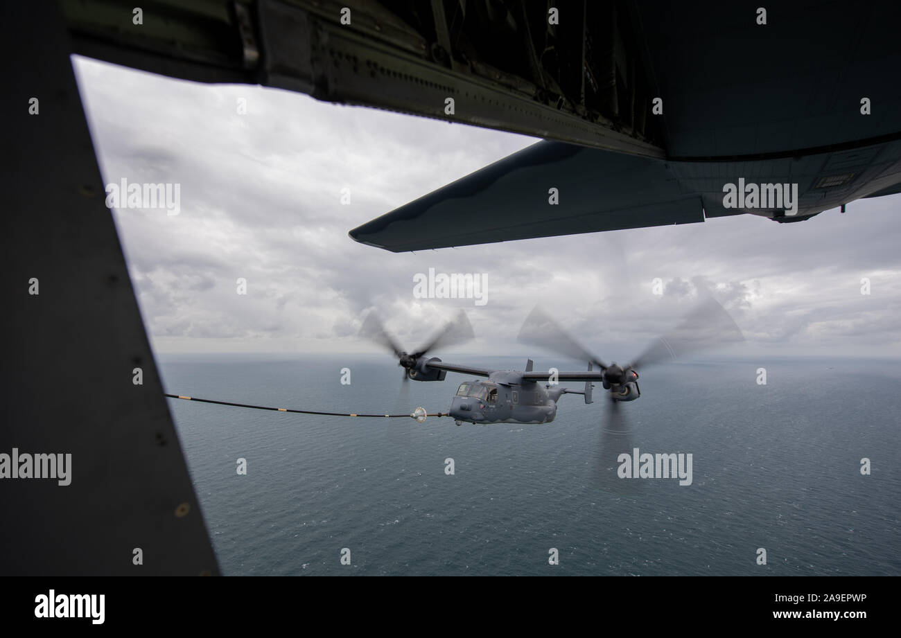 Un US Air Force CV-22 Osprey dal 352 Special Operations Wing basato a RAF Mildenhall nel Suffolk, refuels da un MC-130J Commando II come essi volare basso sopra il mare del Nord durante un esercizio di punto in bianco. Foto Stock