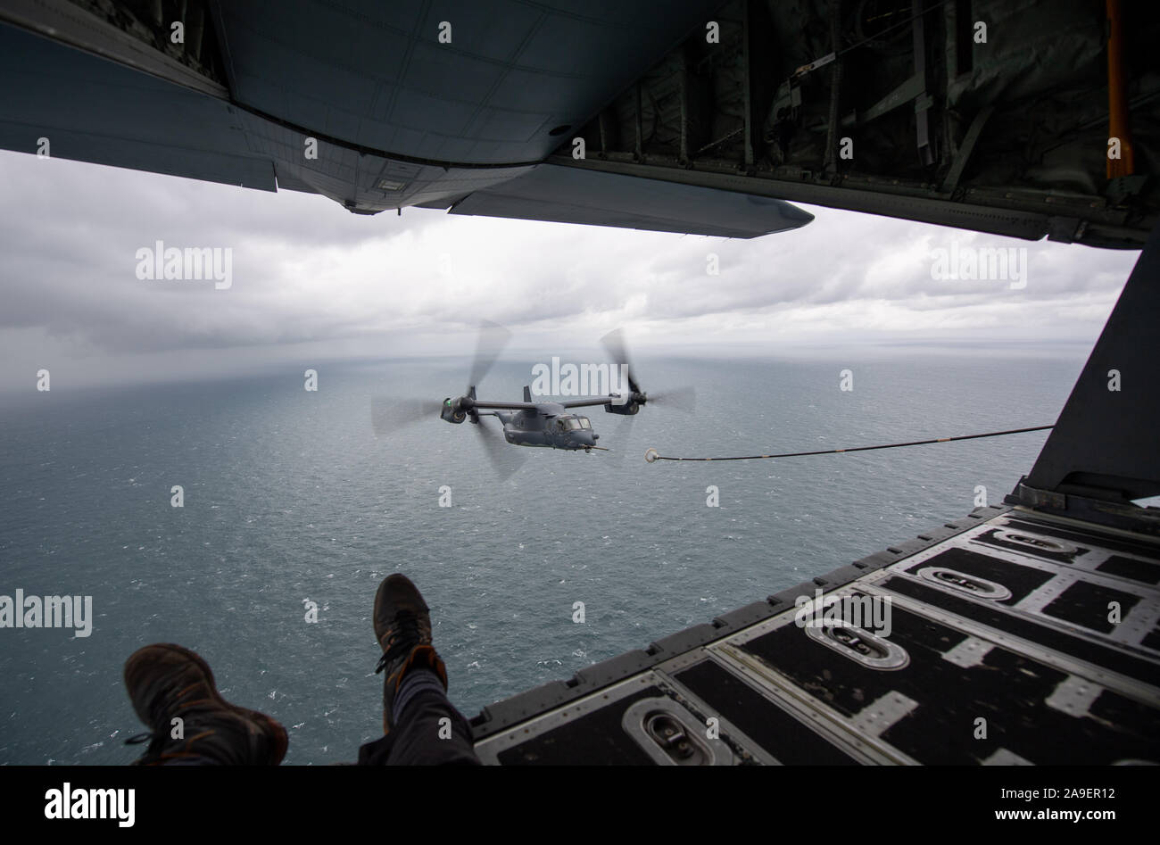 Un US Air Force CV-22 Osprey dal 352 Special Operations Wing basato a RAF Mildenhall nel Suffolk, si prepara a fare rifornimento da un MC-130J Commando II come essi volare basso sopra il mare del Nord durante un esercizio di punto in bianco. Foto Stock
