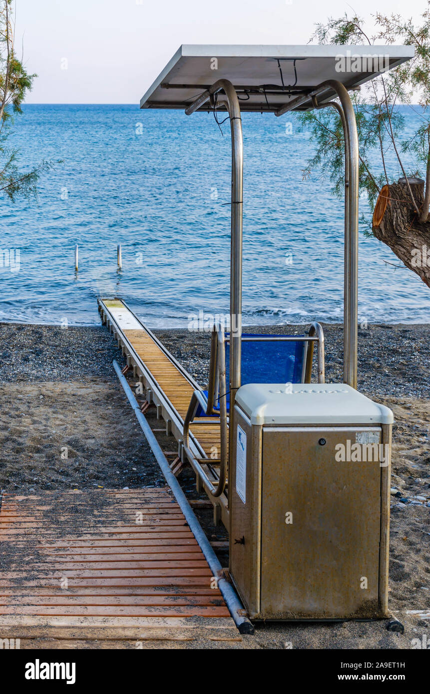 Spiaggia sedia ruota di sistema che consente di accesso per le persone disabili al mare senza utilizzare la loro sedia a rotelle standard. Foto Stock