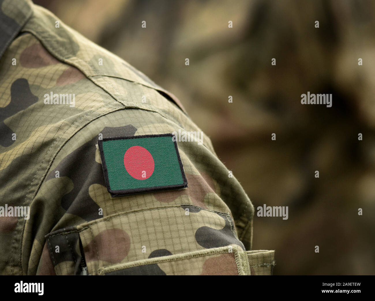 Bandiera del Bangladesh in uniforme militare. Esercito, truppe militari. Collage. Foto Stock