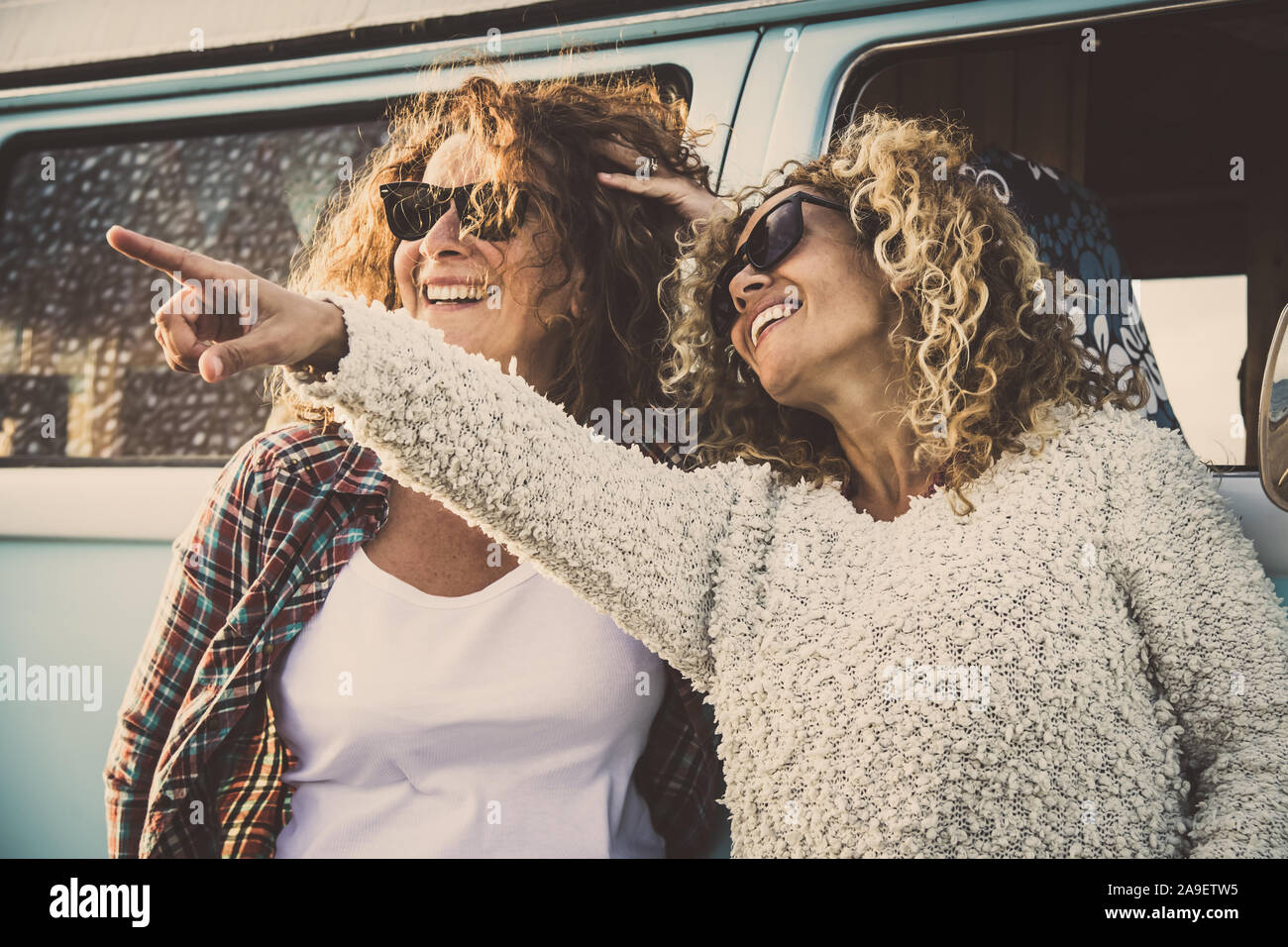 Happy amici azienda ogni altra, due belle sorridente medio età le donne con occhiali da sole. Belle ragazze divertimento spiaggia, perfetto inizio di vacanze Foto Stock