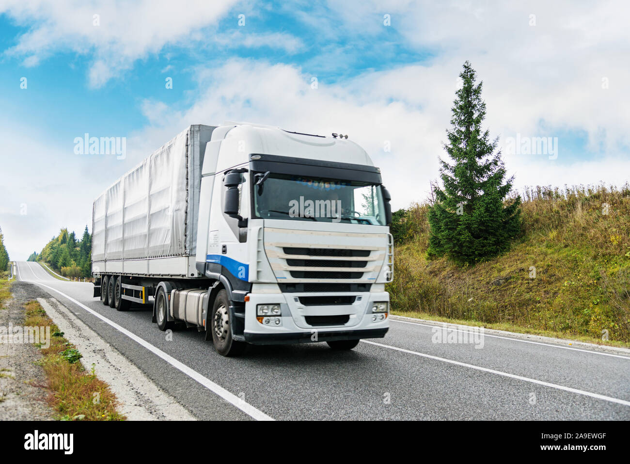Industria dei trasporti, camion su strada Foto Stock