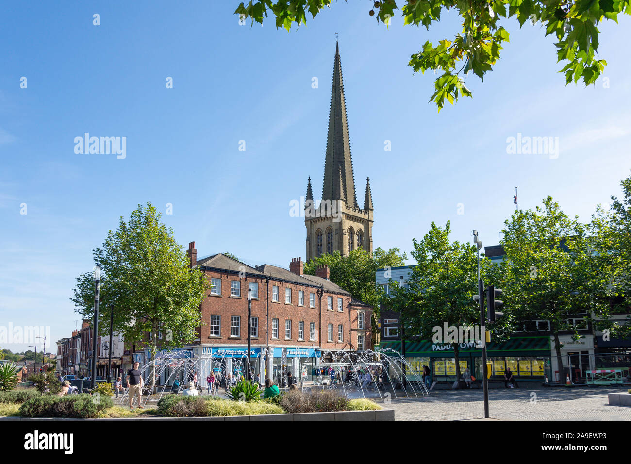 Street Fountain e Cattedrale di Wakefield, Northgate, Wakefield, West Yorkshire, Inghilterra, Regno Unito Foto Stock