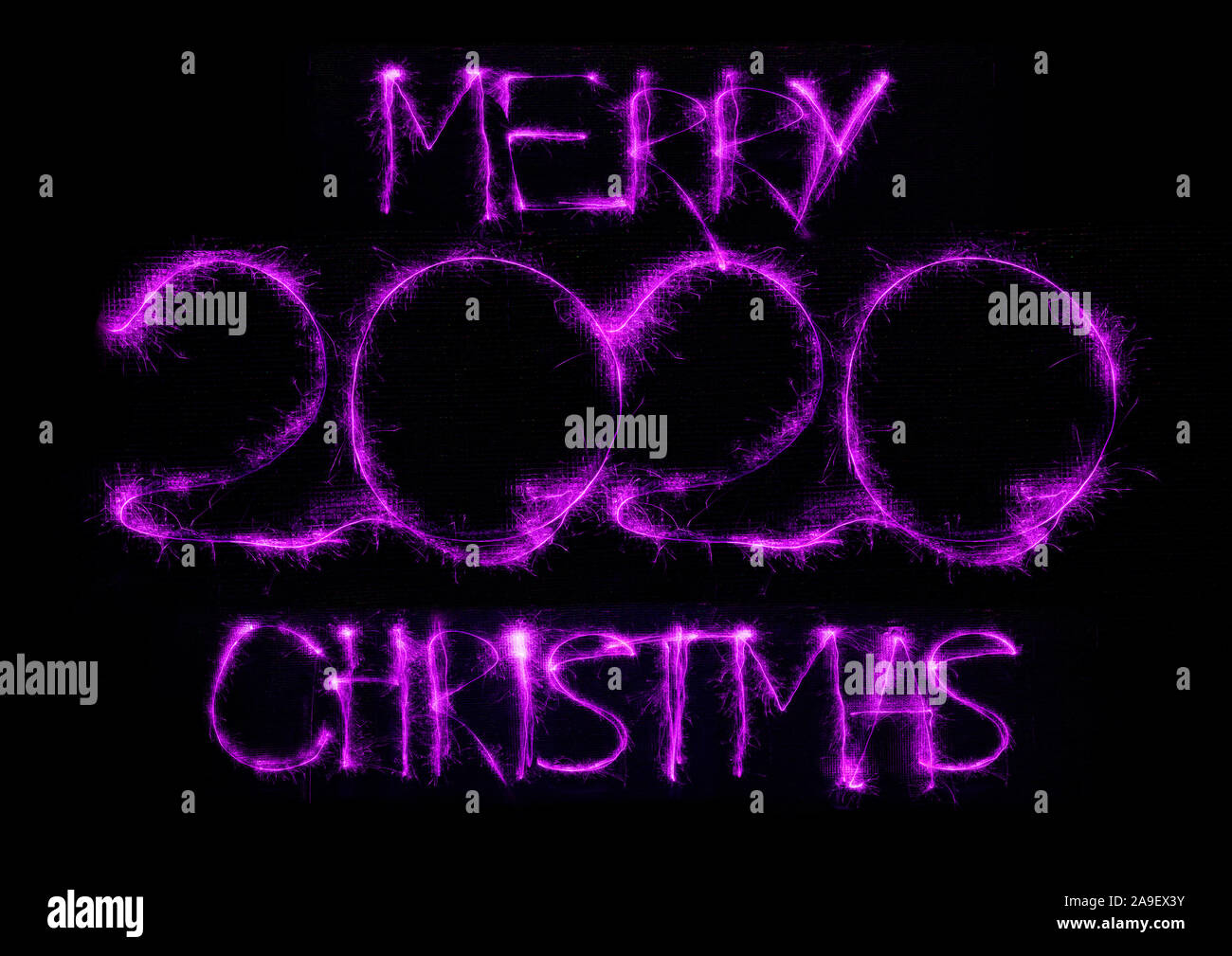 2020 in neon multi colore design, linee parallele pattern su sfondo nero. Vacanze, celebrando la notte, Capodanno e Natale evento, colori luminosi. Copyspace, pubblicità. Foto Stock