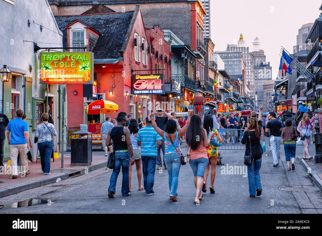 Bourbon Street di notte a New Orleans. Questo storico Street nel Quartiere Francese è famosa per la sua vita notturna e live music bar. Foto Stock