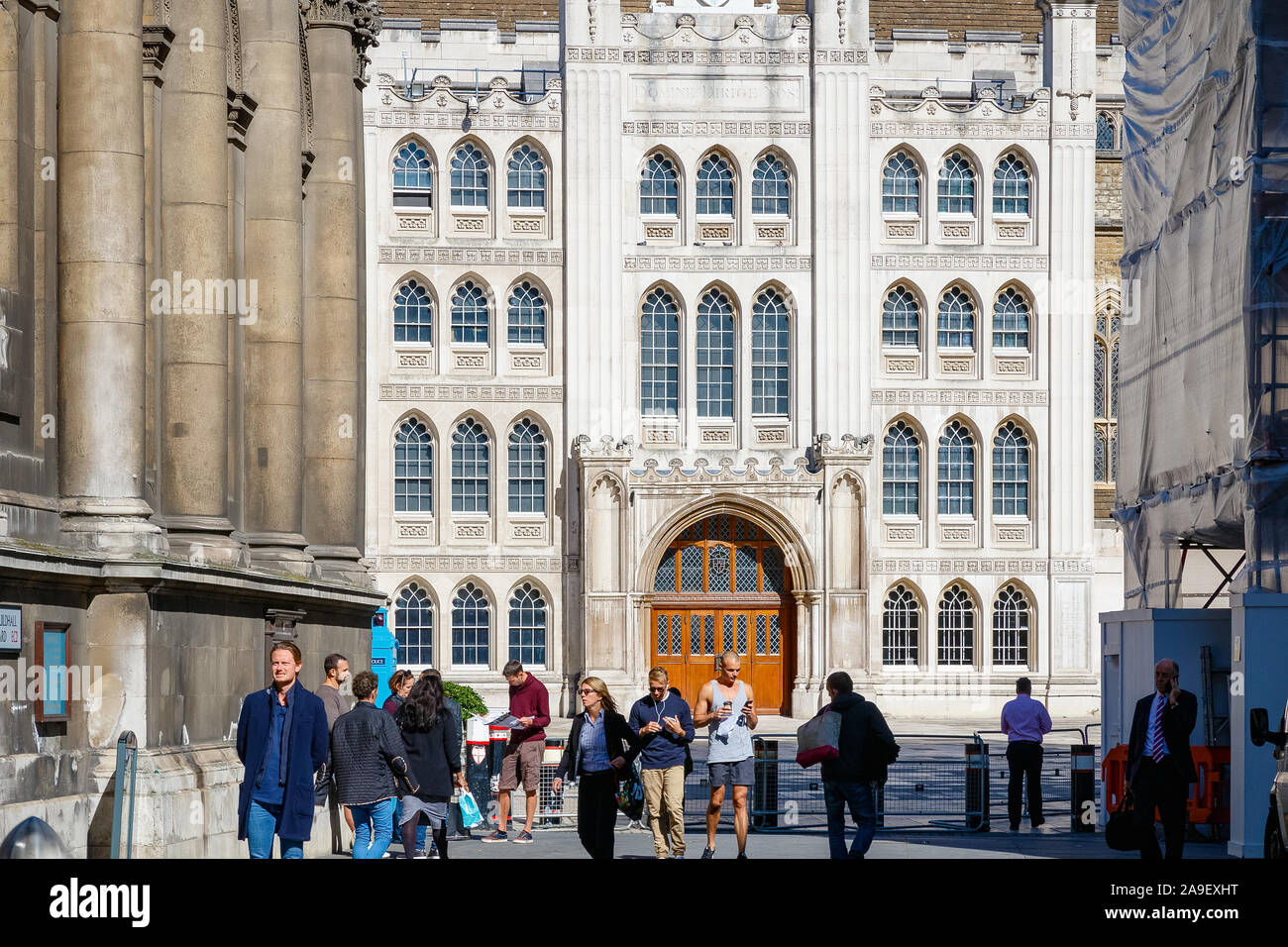 London, Regno Unito - 22 settembre 2019 - Parte anteriore della Guildhall, un antico municipio, con i turisti a piedi attorno a Foto Stock