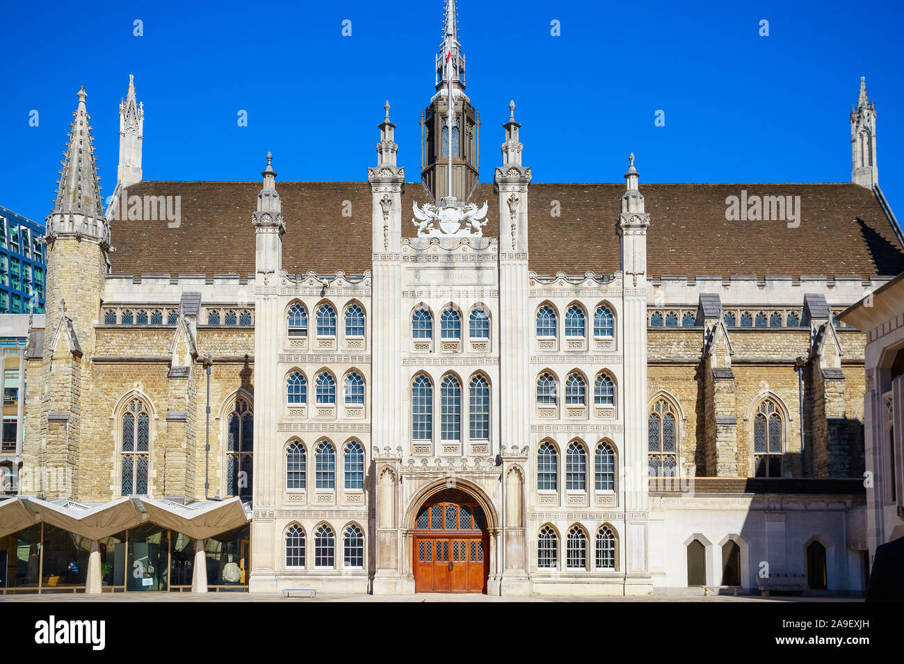 Esterno del Guildhall nella City di Londra, Inghilterra contro un cielo privo di nuvole Foto Stock