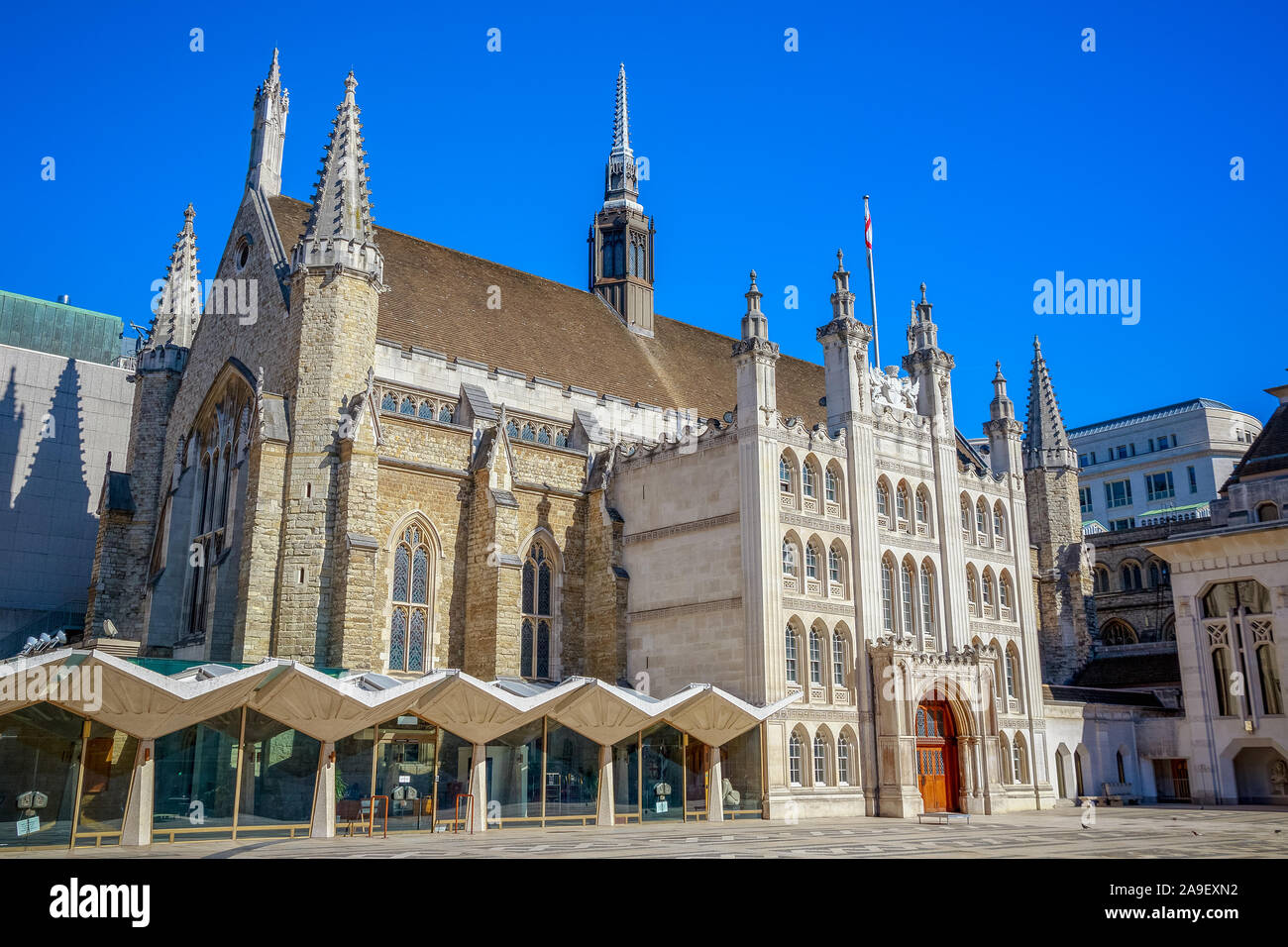 Esterno del Guildhall nella City di Londra, Inghilterra contro un cielo privo di nuvole Foto Stock