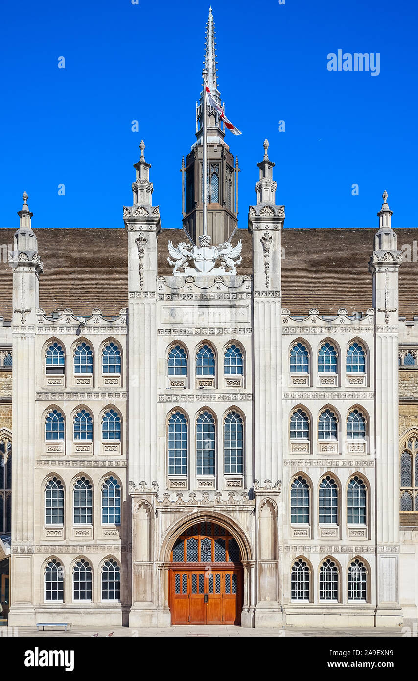 La facciata della Guildhall nella City di Londra, Inghilterra contro un cielo privo di nuvole Foto Stock