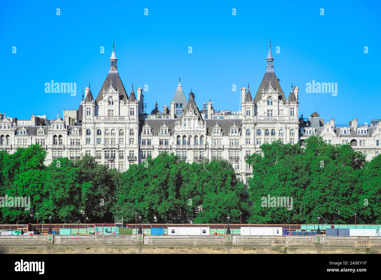 Esterno di Whitehall Court visto da South Bank di Londra Foto Stock