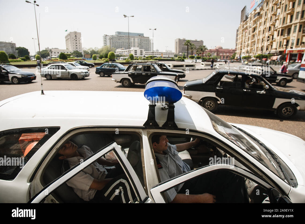 Il Cairo, Egitto, 3 Maggio 2008: gli ufficiali di polizia di riposo in loro automobile della polizia in piazza Tahrir al Cairo. Foto Stock
