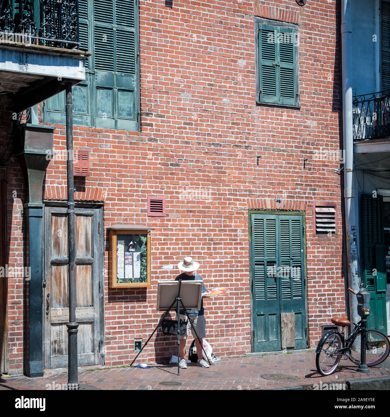 La pittura dell'artista nel quartiere francese di New Orleans. Questo storico quartiere è famoso per la sua architettura iconica e vita notturna. Foto Stock