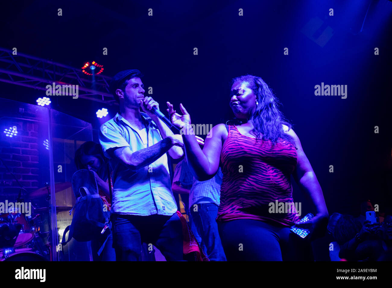 Musica dal vivo su Bourbon Street di notte a New Orleans. Questo storico Street nel Quartiere Francese è famosa per la sua vita notturna e live music bar. Foto Stock