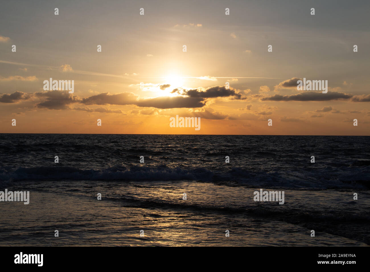 Godendo l'ultima luce del giorno con la fantastica vista del mare e i colori del tramonto rendono nel cielo Foto Stock