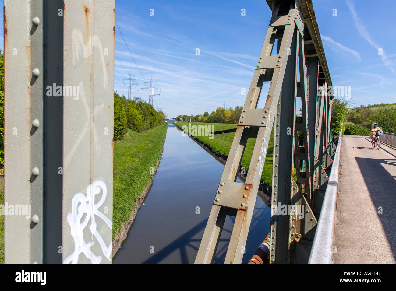 Il fiume Emscher, acque di fiume, nel nord di Essen, nel quartiere Karnap, bridge, parte dell'Emscher ciclabile, Foto Stock