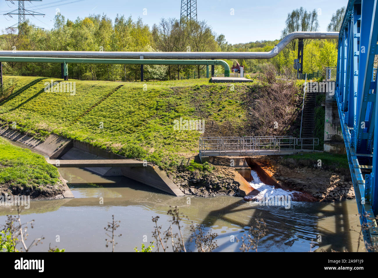 Il fiume Emscher, acque di fiume, nel nord di Essen, nel quartiere Karnap, bridge, parte dell'Emscher ciclabile, lo scarico di acque luride in E Foto Stock