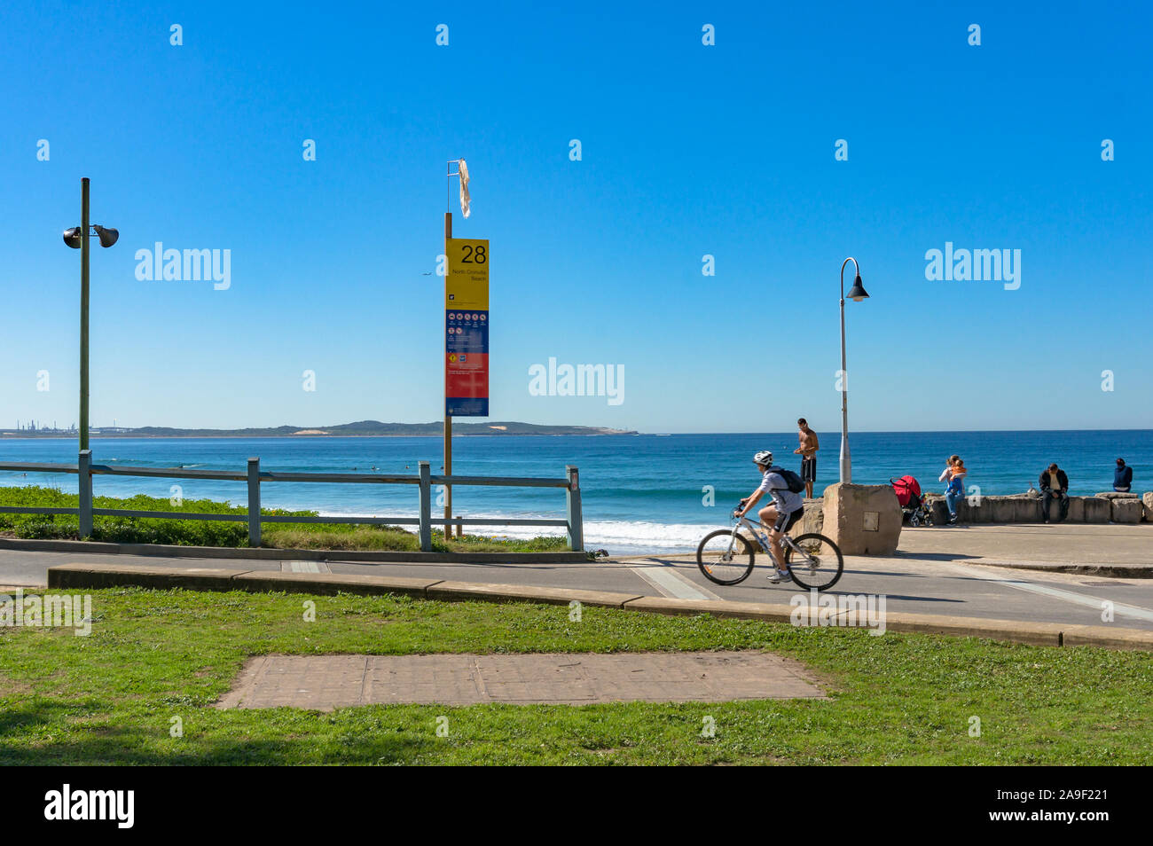 Cronulla, Australia - Luglio 29, 2013: Cronulla sobborgo sulla giornata soleggiata con gente occupata con le attività quotidiane Foto Stock