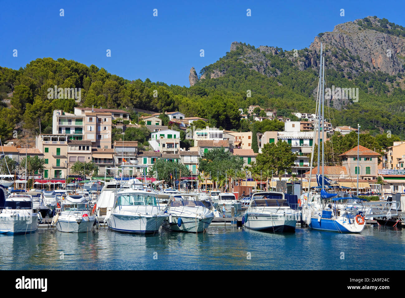 Le barche nel porto di Port de Soller, Soller Maiorca, isole Baleari, Spagna Foto Stock