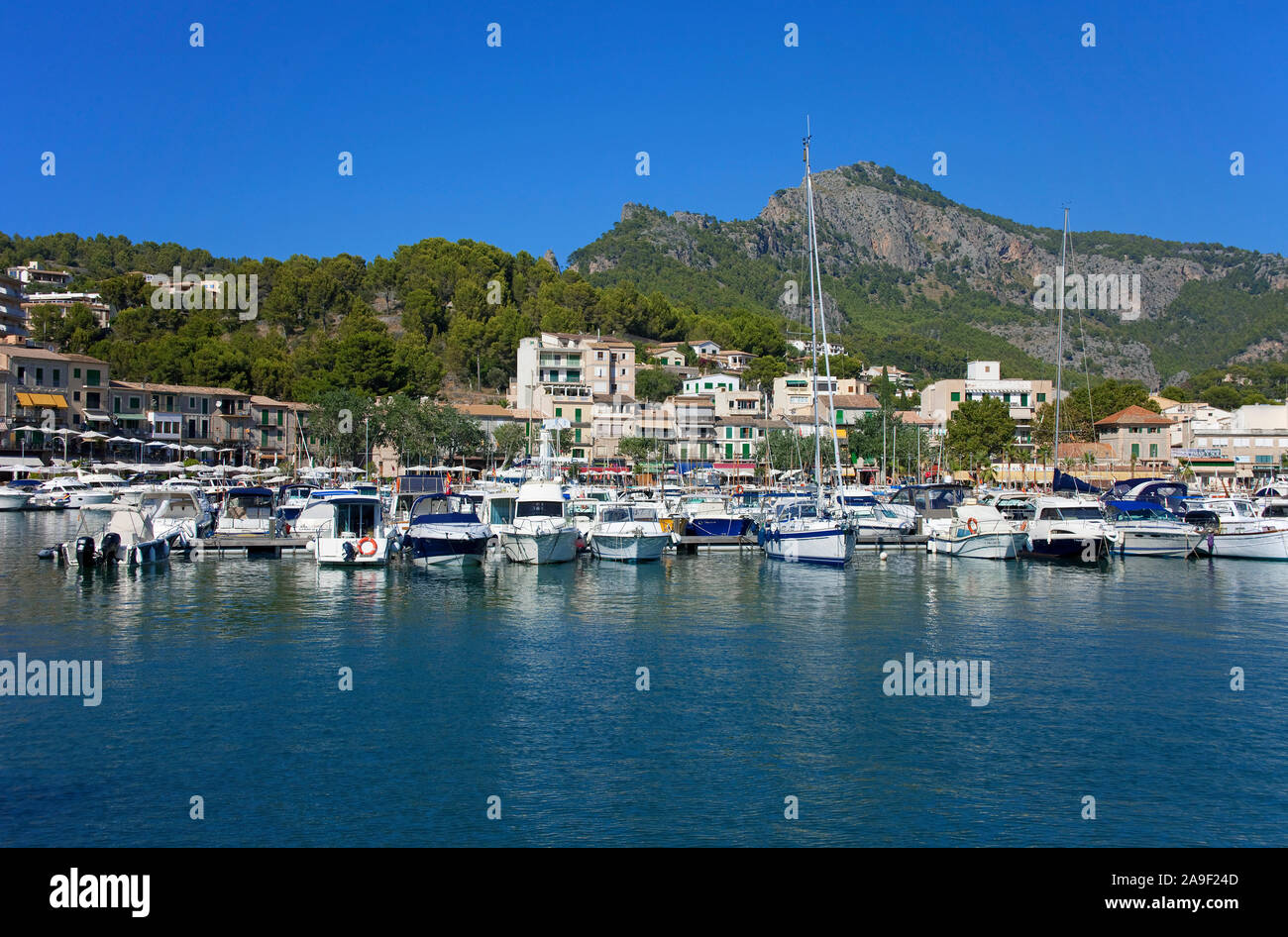 Le barche nel porto di Port de Soller, Soller Maiorca, isole Baleari, Spagna Foto Stock