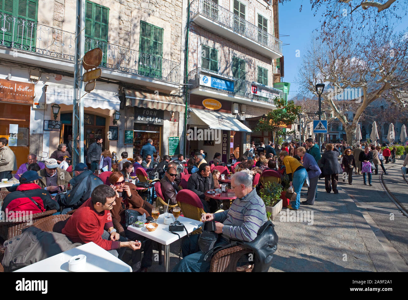 Le persone a un cafe, Plaza de la Constitución, Soller Maiorca, isole Baleari, Spagna Foto Stock