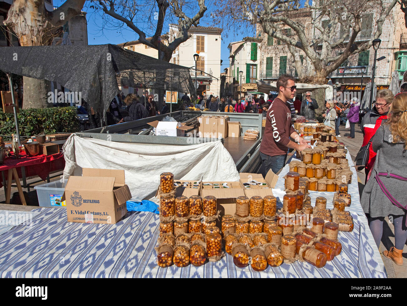 Mercato settimanale a Soller, il venditore offre mandorle, una specialità locale, Maiorca, isole Baleari, Spagna Foto Stock