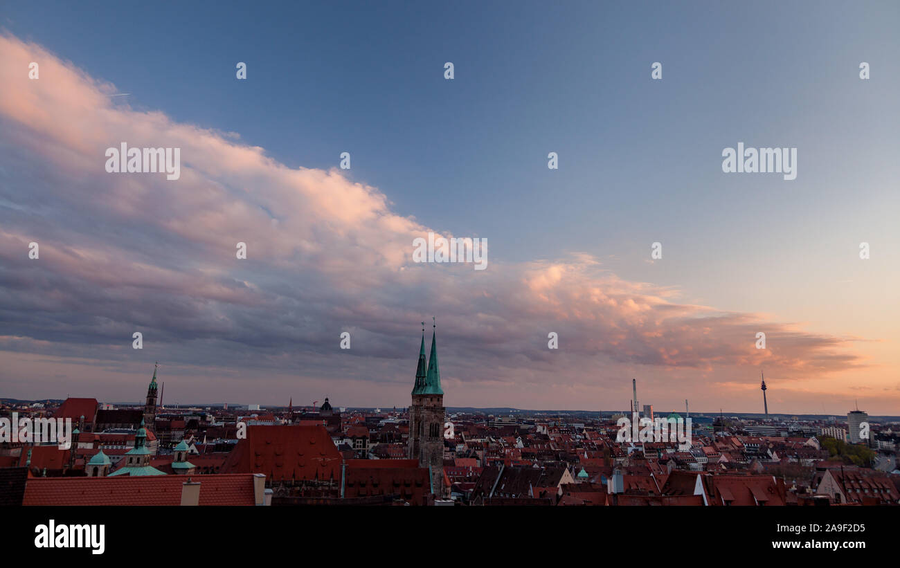 Vista panoramica del centro storico della città di Norimberga illuminata a beautiful Golden luce della sera con drammatica nuvole al tramonto in estate la Baviera Foto Stock