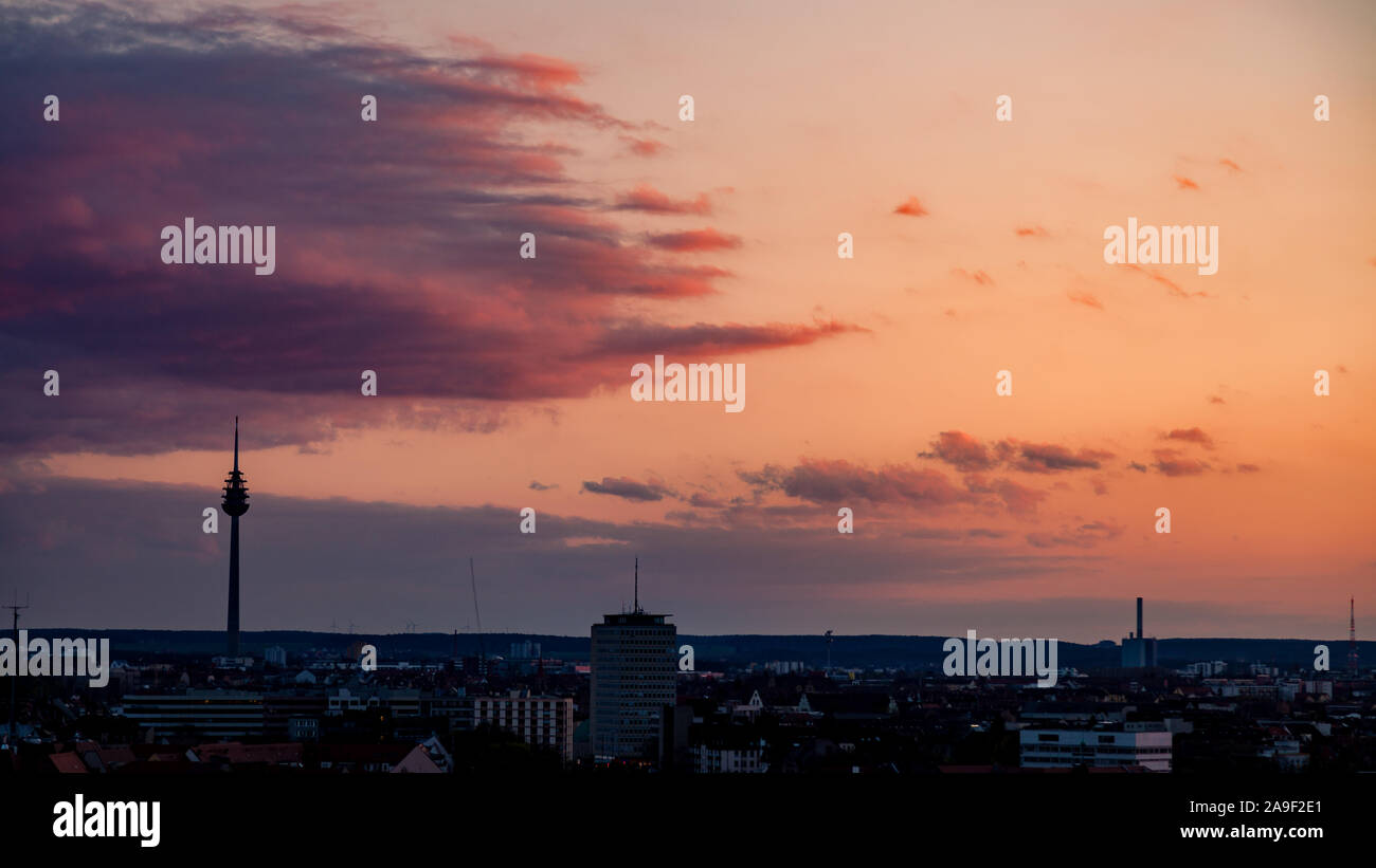 Vista panoramica del centro storico della città di Norimberga illuminata a beautiful Golden luce della sera con drammatica nuvole al tramonto in estate la Baviera Foto Stock