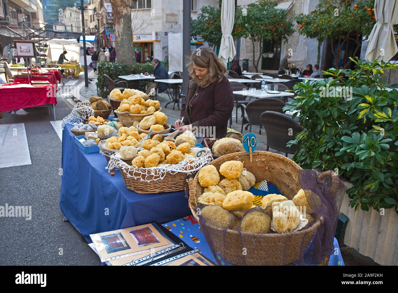 Mercato settimanale a Soller, il venditore offre balneare naturale spugne, Maiorca, isole Baleari, Spagna Foto Stock