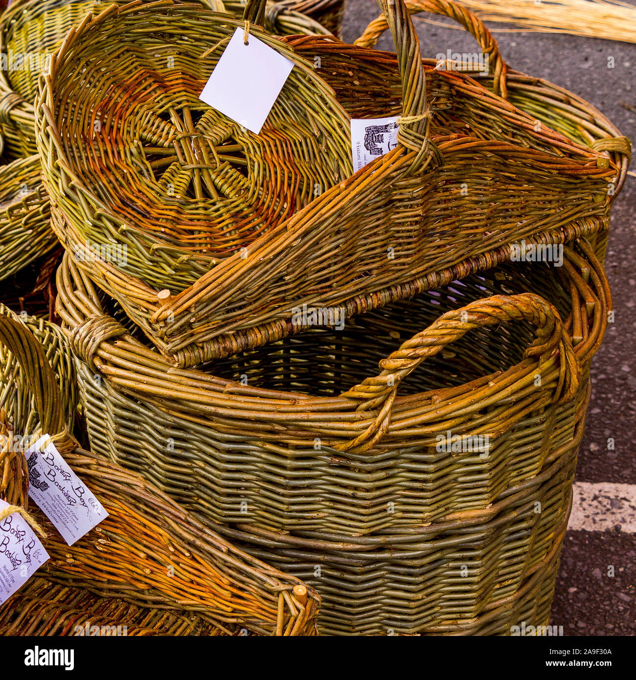 Fatto a mano i canestri da tessitura di steli di salice Foto Stock