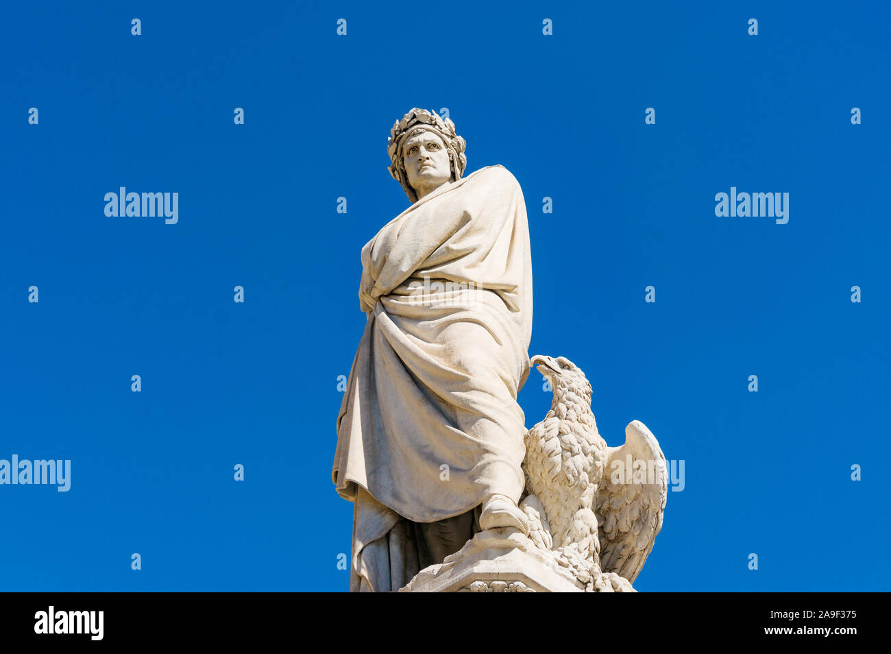 Monumento a Dante Alighieri con cielo blu sullo sfondo. Firenze, Italia Foto Stock